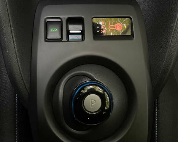 Красный Ниссан Лиф, объемом двигателя 0 л и пробегом 77 тыс. км за 14700 $, фото 19 на Automoto.ua