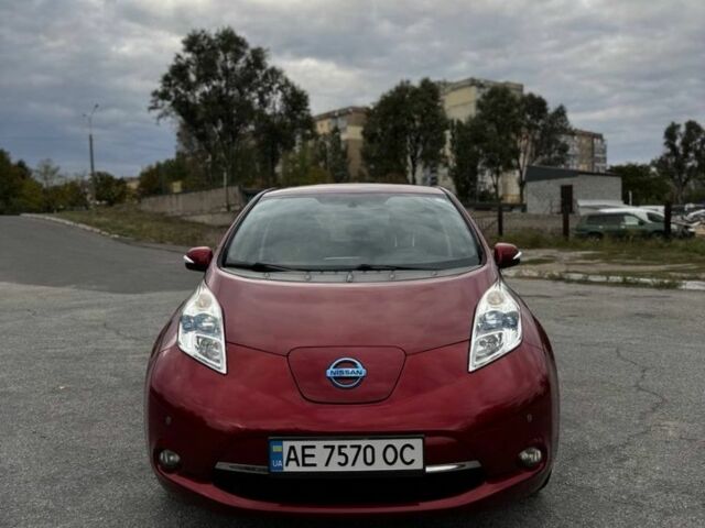 Красный Ниссан Лиф, объемом двигателя 0 л и пробегом 140 тыс. км за 5200 $, фото 1 на Automoto.ua