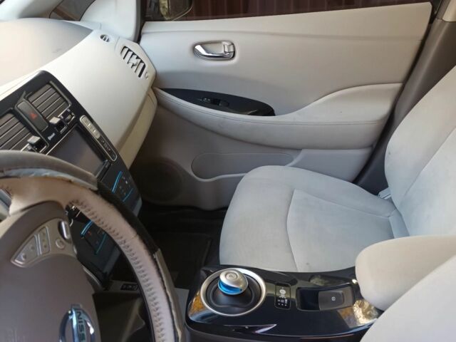 Ниссан Лиф 2011 в Львове на Automoto.ua Красный Ниссан Лиф, объемом двигателя 0 л и пробегом 85 тыс. км за 6200 $, фото 2 на Automoto.ua