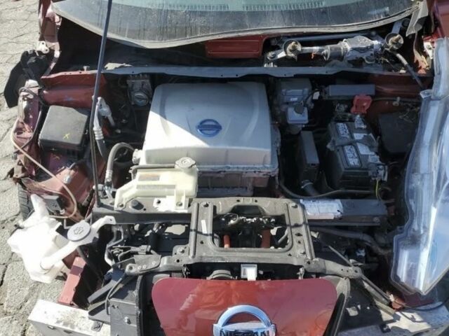 Красный Ниссан Лиф, объемом двигателя 0 л и пробегом 83 тыс. км за 4400 $, фото 10 на Automoto.ua