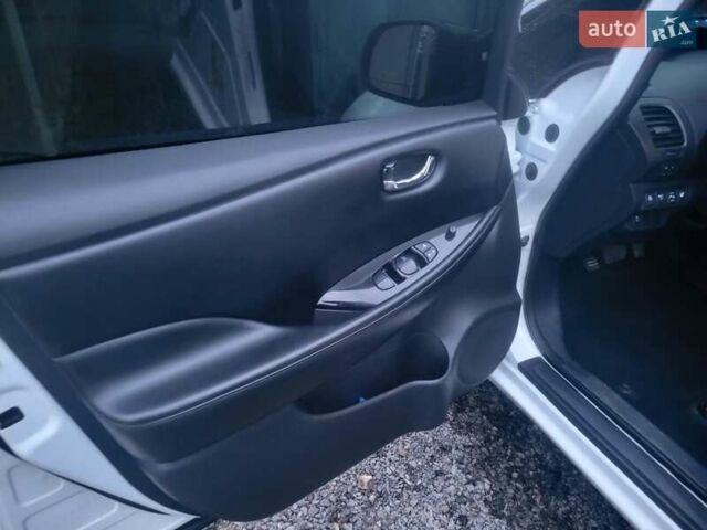 Желтый Ниссан Лиф, объемом двигателя 0 л и пробегом 135 тыс. км за 7200 $, фото 12 на Automoto.ua