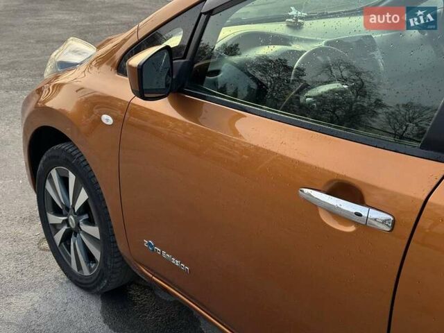 Желтый Ниссан Лиф, объемом двигателя 0 л и пробегом 182 тыс. км за 7000 $, фото 17 на Automoto.ua