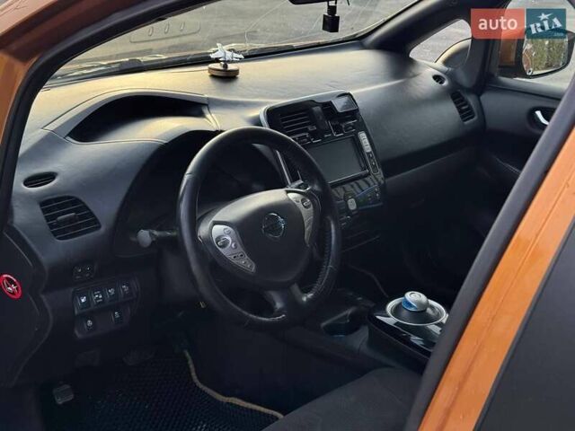 Желтый Ниссан Лиф, объемом двигателя 0 л и пробегом 182 тыс. км за 7000 $, фото 18 на Automoto.ua