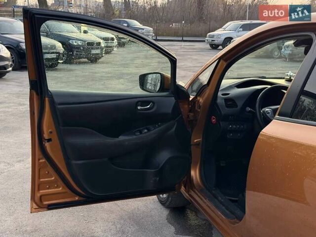 Желтый Ниссан Лиф, объемом двигателя 0 л и пробегом 182 тыс. км за 7000 $, фото 20 на Automoto.ua