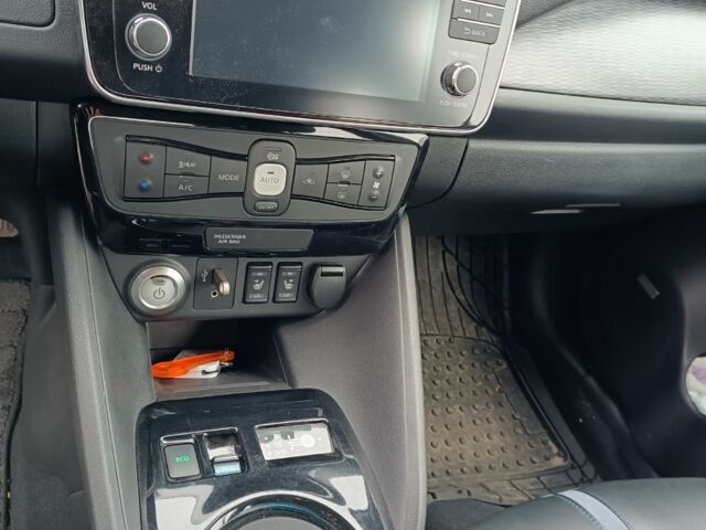 Серый Ниссан Лиф, объемом двигателя 0 л и пробегом 44 тыс. км за 16500 $, фото 3 на Automoto.ua