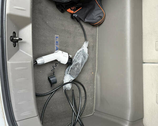 Серый Ниссан Лиф, объемом двигателя 0 л и пробегом 121 тыс. км за 4600 $, фото 7 на Automoto.ua