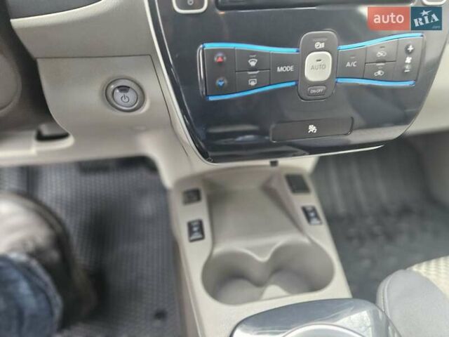 Серый Ниссан Лиф, объемом двигателя 0 л и пробегом 140 тыс. км за 4500 $, фото 5 на Automoto.ua