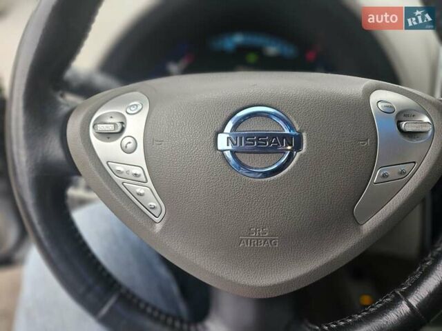 Серый Ниссан Лиф, объемом двигателя 0 л и пробегом 140 тыс. км за 4500 $, фото 6 на Automoto.ua