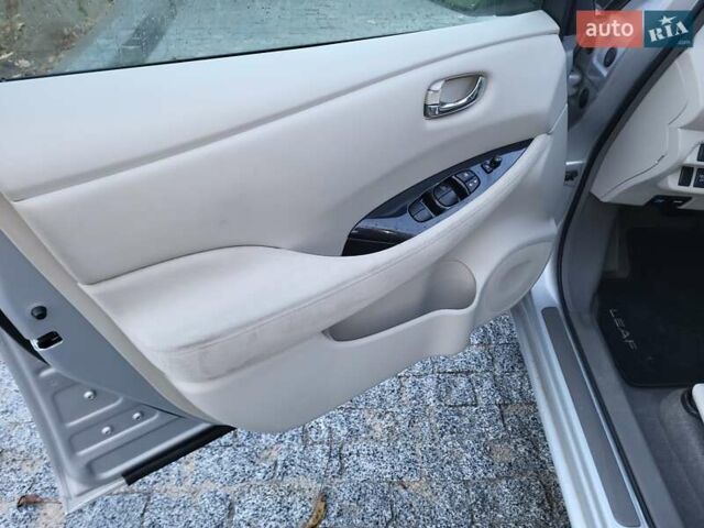 Серый Ниссан Лиф, объемом двигателя 0 л и пробегом 98 тыс. км за 3800 $, фото 5 на Automoto.ua