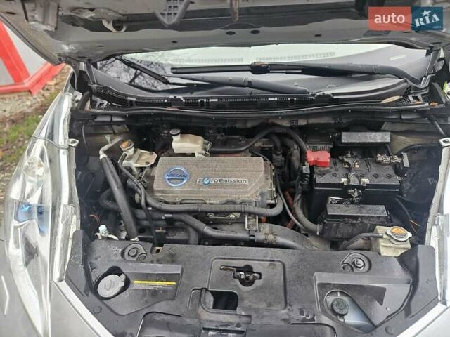 Серый Ниссан Лиф, объемом двигателя 0 л и пробегом 140 тыс. км за 4500 $, фото 11 на Automoto.ua