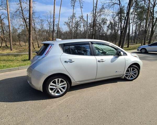 Серый Ниссан Лиф, объемом двигателя 0 л и пробегом 170 тыс. км за 8000 $, фото 3 на Automoto.ua