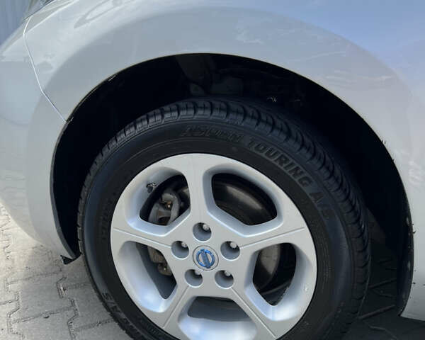 Серый Ниссан Лиф, объемом двигателя 0 л и пробегом 99 тыс. км за 9600 $, фото 7 на Automoto.ua