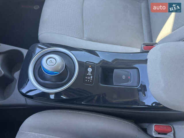 Сірий Ніссан Ліф, об'ємом двигуна 0 л та пробігом 132 тис. км за 5500 $, фото 31 на Automoto.ua