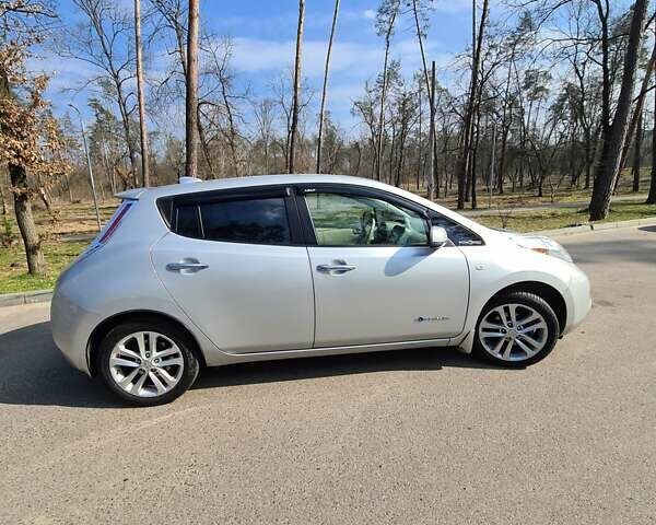 Серый Ниссан Лиф, объемом двигателя 0 л и пробегом 170 тыс. км за 8000 $, фото 5 на Automoto.ua