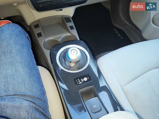 Серый Ниссан Лиф, объемом двигателя 0 л и пробегом 98 тыс. км за 3800 $, фото 3 на Automoto.ua