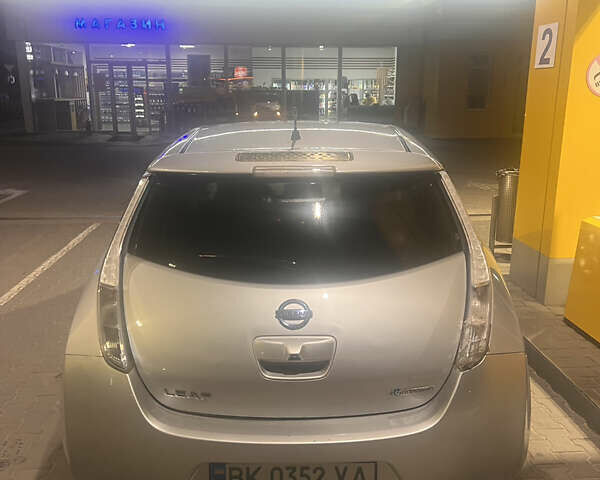 Серый Ниссан Лиф, объемом двигателя 0 л и пробегом 133 тыс. км за 4500 $, фото 2 на Automoto.ua