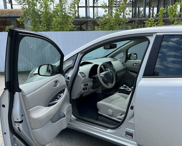 Серый Ниссан Лиф, объемом двигателя 0 л и пробегом 99 тыс. км за 9600 $, фото 6 на Automoto.ua