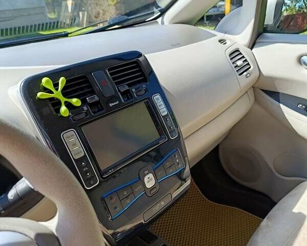 Серый Ниссан Лиф, объемом двигателя 0 л и пробегом 98 тыс. км за 5150 $, фото 12 на Automoto.ua