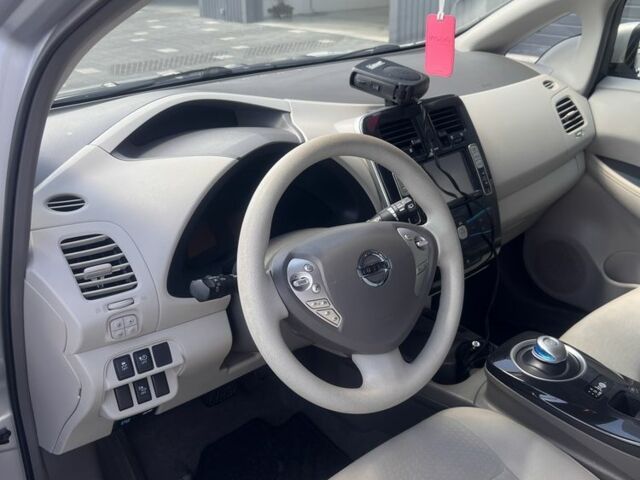 Серый Ниссан Лиф, объемом двигателя 0 л и пробегом 86 тыс. км за 5300 $, фото 11 на Automoto.ua