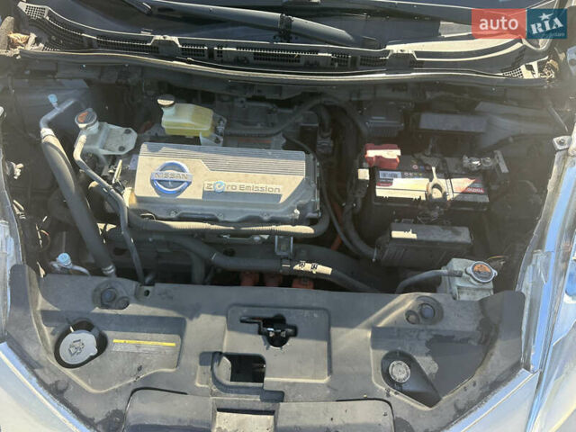 Сірий Ніссан Ліф, об'ємом двигуна 0 л та пробігом 132 тис. км за 5500 $, фото 48 на Automoto.ua