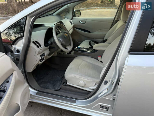 Серый Ниссан Лиф, объемом двигателя 0 л и пробегом 136 тыс. км за 5000 $, фото 16 на Automoto.ua