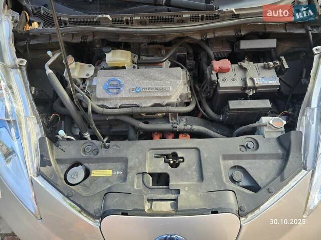 Сірий Ніссан Ліф, об'ємом двигуна 0 л та пробігом 126 тис. км за 4400 $, фото 15 на Automoto.ua