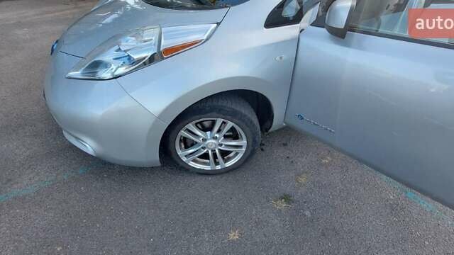 Серый Ниссан Лиф, объемом двигателя 0 л и пробегом 105 тыс. км за 5000 $, фото 5 на Automoto.ua