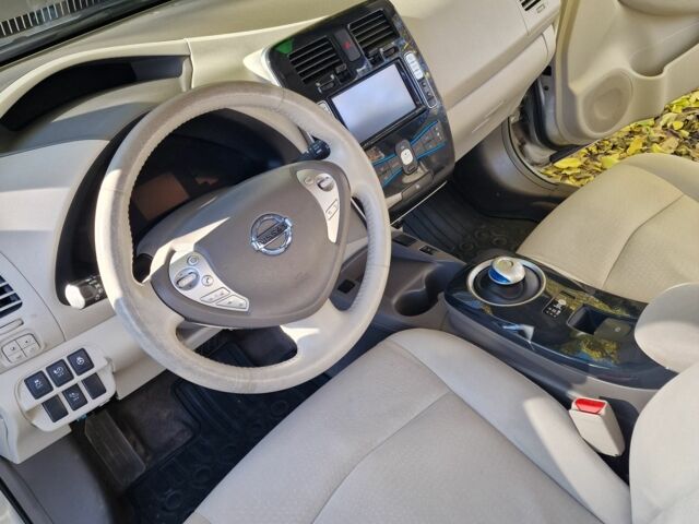 Серый Ниссан Лиф, объемом двигателя 0 л и пробегом 142 тыс. км за 5500 $, фото 7 на Automoto.ua