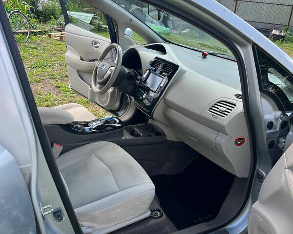 Серый Ниссан Лиф, объемом двигателя 0 л и пробегом 164 тыс. км за 3950 $, фото 14 на Automoto.ua