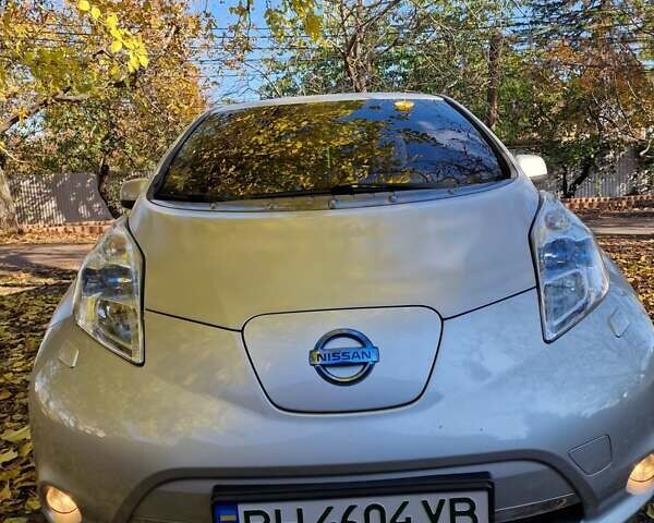 Сірий Ніссан Ліф, об'ємом двигуна 0 л та пробігом 142 тис. км за 5500 $, фото 2 на Automoto.ua
