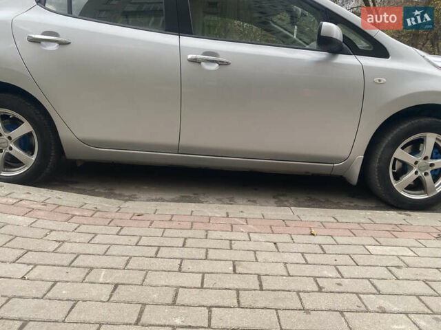 Серый Ниссан Лиф, объемом двигателя 0 л и пробегом 158 тыс. км за 4500 $, фото 3 на Automoto.ua