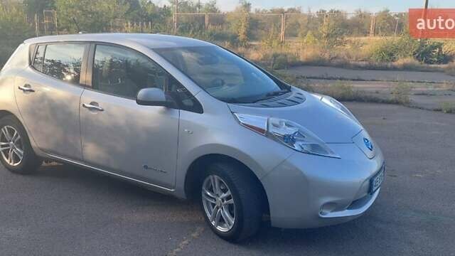 Серый Ниссан Лиф, объемом двигателя 0 л и пробегом 105 тыс. км за 5000 $, фото 12 на Automoto.ua