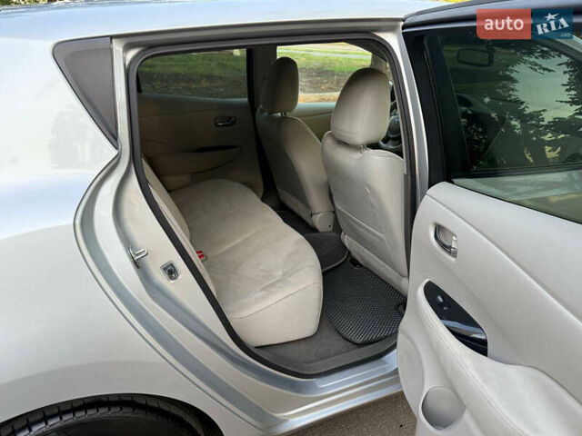 Серый Ниссан Лиф, объемом двигателя 0 л и пробегом 136 тыс. км за 5000 $, фото 24 на Automoto.ua