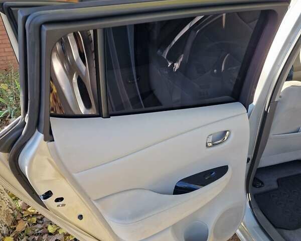 Сірий Ніссан Ліф, об'ємом двигуна 0 л та пробігом 142 тис. км за 5500 $, фото 14 на Automoto.ua