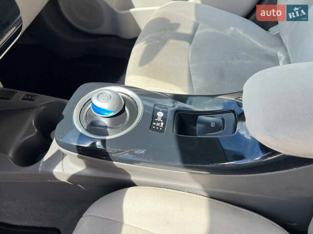 Серый Ниссан Лиф, объемом двигателя 0 л и пробегом 164 тыс. км за 3950 $, фото 58 на Automoto.ua