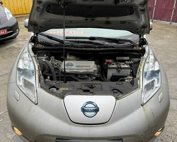 Сірий Ніссан Ліф, об'ємом двигуна 0 л та пробігом 135 тис. км за 4990 $, фото 26 на Automoto.ua