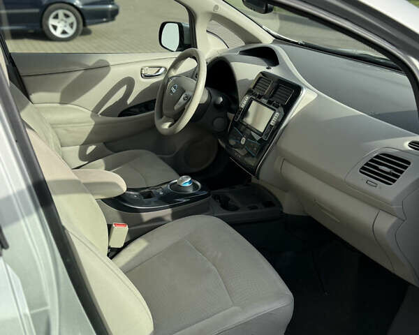 Серый Ниссан Лиф, объемом двигателя 0 л и пробегом 153 тыс. км за 3999 $, фото 16 на Automoto.ua