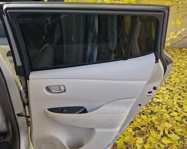 Сірий Ніссан Ліф, об'ємом двигуна 0 л та пробігом 142 тис. км за 5500 $, фото 10 на Automoto.ua