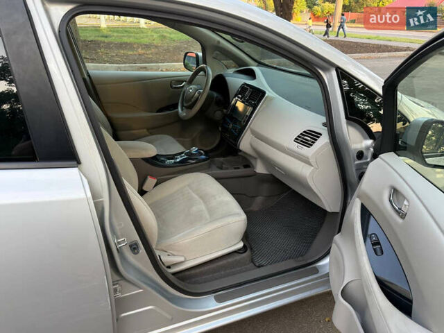 Серый Ниссан Лиф, объемом двигателя 0 л и пробегом 136 тыс. км за 5000 $, фото 27 на Automoto.ua