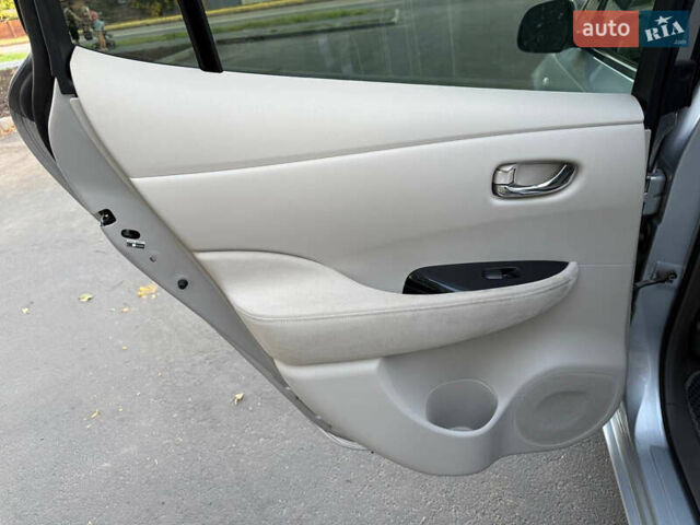 Серый Ниссан Лиф, объемом двигателя 0 л и пробегом 136 тыс. км за 5000 $, фото 19 на Automoto.ua