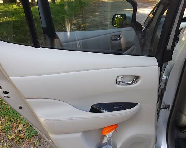 Серый Ниссан Лиф, объемом двигателя 0 л и пробегом 117 тыс. км за 5800 $, фото 14 на Automoto.ua