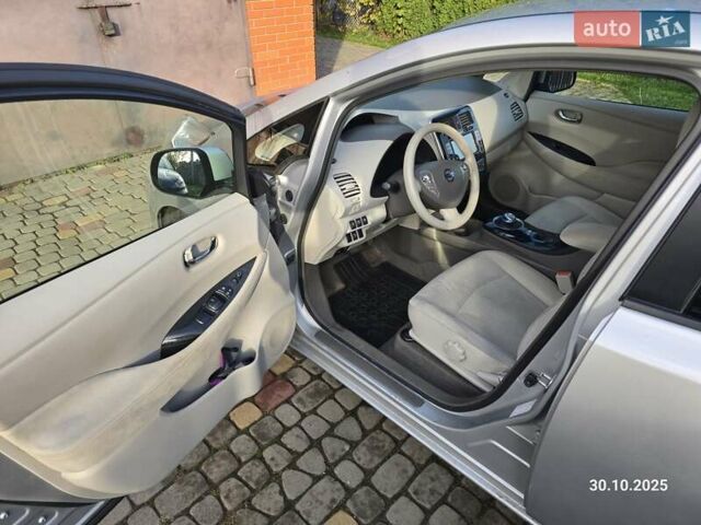 Сірий Ніссан Ліф, об'ємом двигуна 0 л та пробігом 126 тис. км за 4400 $, фото 13 на Automoto.ua