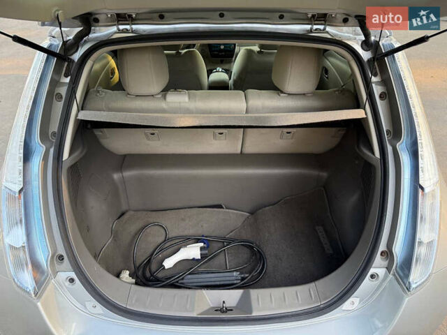 Серый Ниссан Лиф, объемом двигателя 0 л и пробегом 136 тыс. км за 5000 $, фото 35 на Automoto.ua