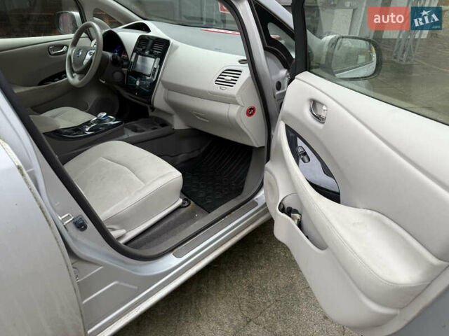 Сірий Ніссан Ліф, об'ємом двигуна 0 л та пробігом 135 тис. км за 4990 $, фото 23 на Automoto.ua