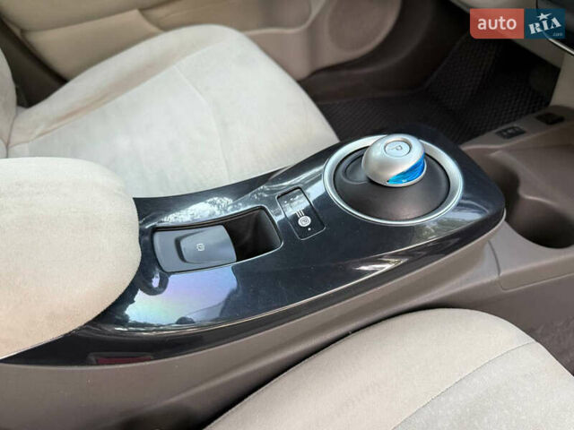 Серый Ниссан Лиф, объемом двигателя 0 л и пробегом 136 тыс. км за 5000 $, фото 30 на Automoto.ua