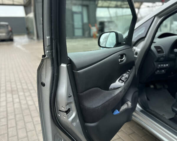 Серый Ниссан Лиф, объемом двигателя 0 л и пробегом 92 тыс. км за 8100 $, фото 16 на Automoto.ua