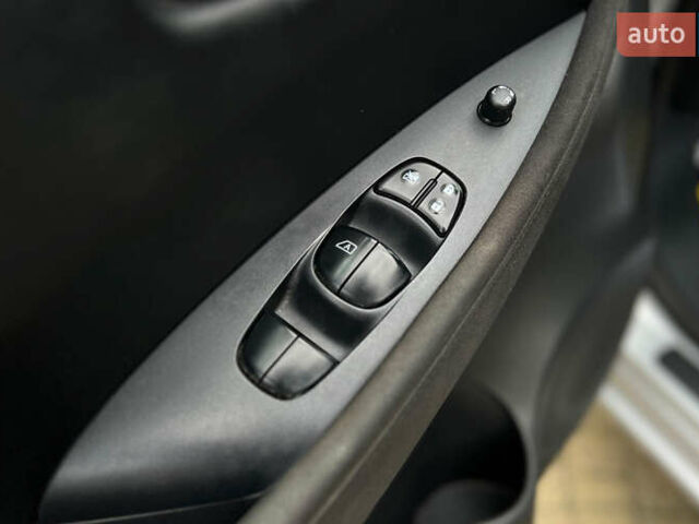 Серый Ниссан Лиф, объемом двигателя 0 л и пробегом 73 тыс. км за 6450 $, фото 14 на Automoto.ua