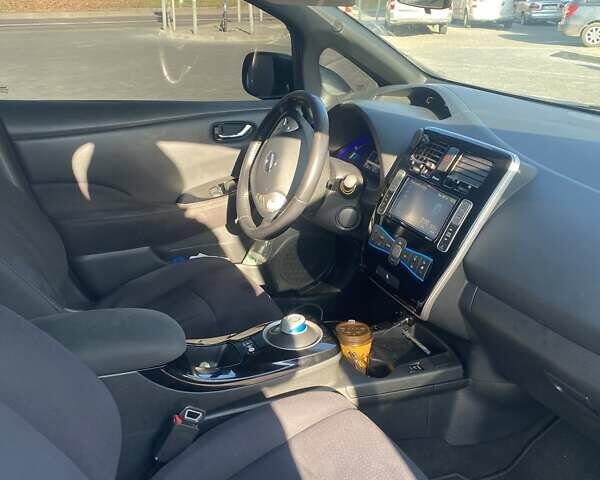 Серый Ниссан Лиф, объемом двигателя 0 л и пробегом 170 тыс. км за 5900 $, фото 2 на Automoto.ua