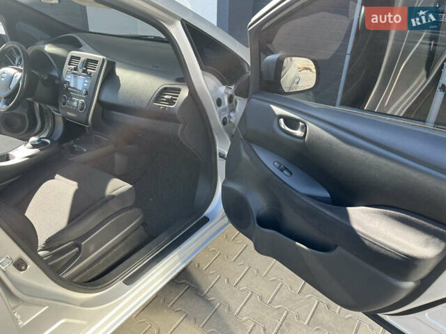 Серый Ниссан Лиф, объемом двигателя 0 л и пробегом 160 тыс. км за 6500 $, фото 4 на Automoto.ua