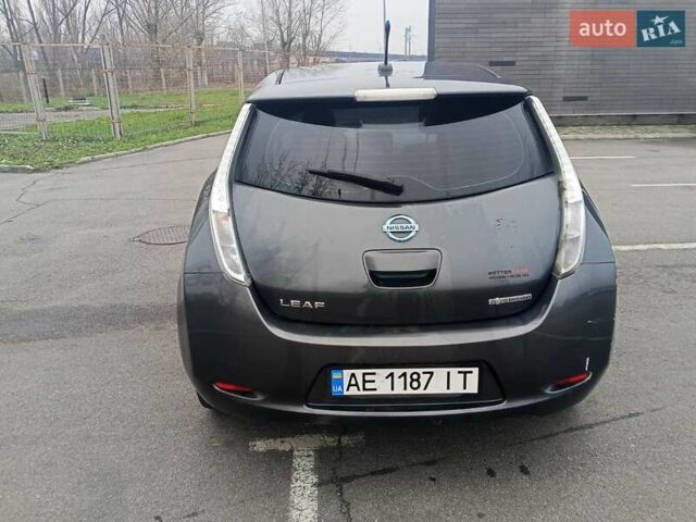 Серый Ниссан Лиф, объемом двигателя 0 л и пробегом 197 тыс. км за 6000 $, фото 4 на Automoto.ua